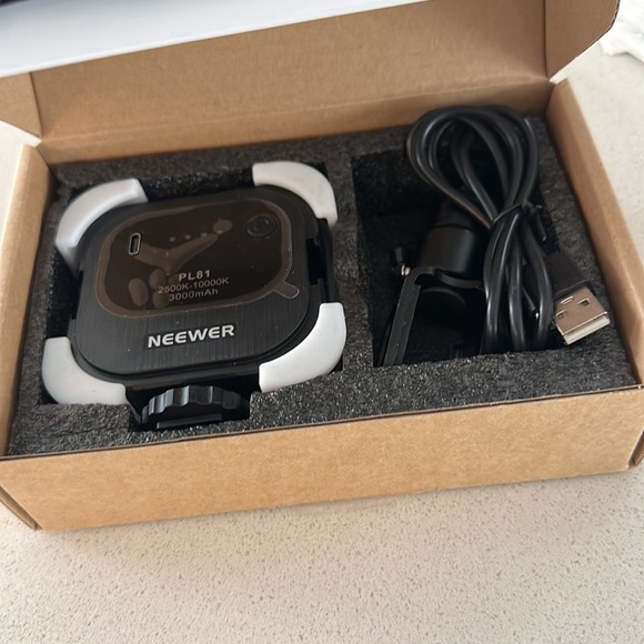 NEEWER LED LIGHT - Picture 5 of 5